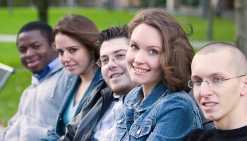 Junge Leute/Schüler lachen in die Kamera | © Ireneusz Skorupa - Ericsphotography